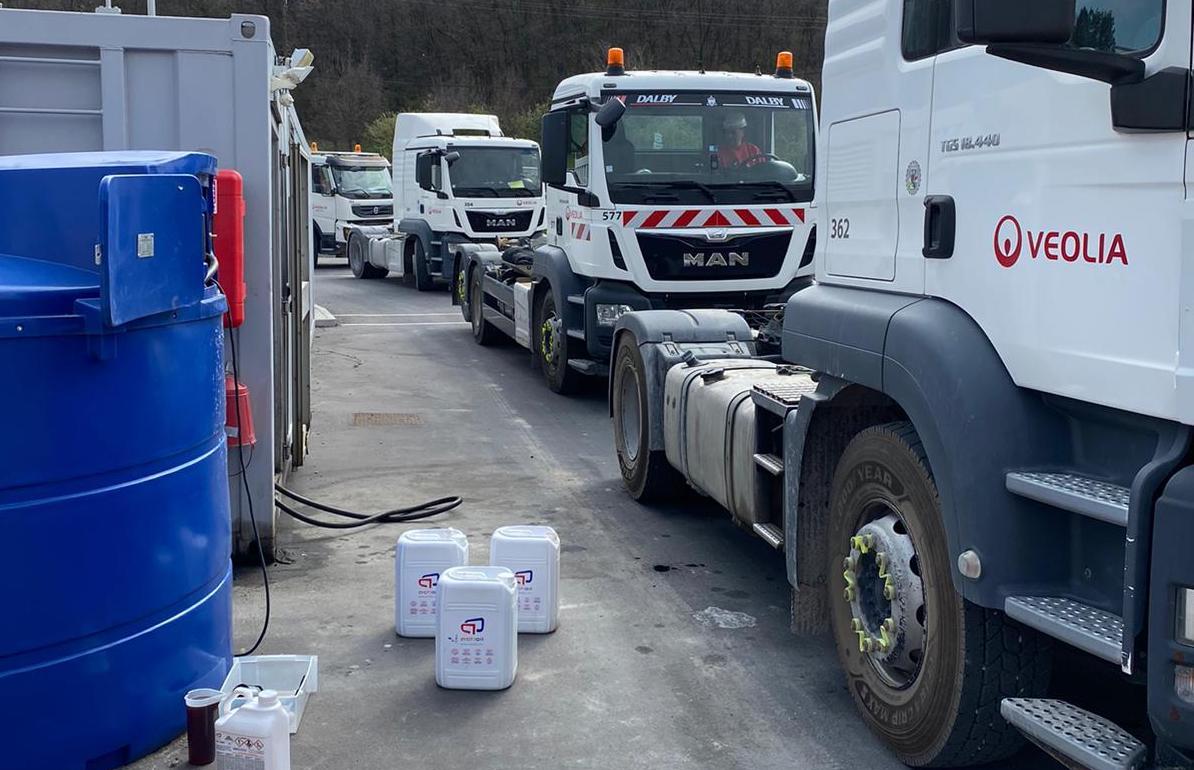 Quatre camions dans une file d'attente pour le traitement diesel Actioil